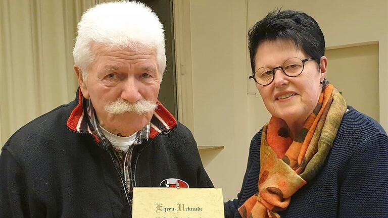 Der langjährige Vorsitzende der Kitzinger Tafel Manfred Seigner erhielt die Urkunde mit Ernennung zum Ehrenvorsitzenden aus der Hand seiner Nachfolgerin Katharina Müller. Der langjährige Vorsitzende der Kitzinger Tafel Manfred Seigner erhielt die Urkunde mit Ernennung zum Ehrenvorsitzenden aus der Hand seiner Nachfolgerin Katharina Müller.