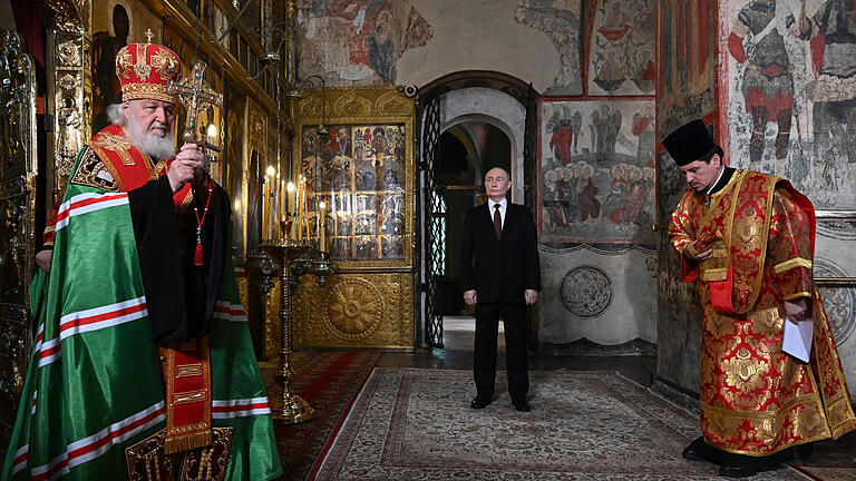 Amtseinführung Putins in Russland.jpeg       -  Der russische Präsident Wladimir Putin nimmt nach seiner Amtseinführung an einem Gebetsgottesdienst teil, der von Patriarch Kirill, Oberhaupt der orthodoxen Gläubigen in Russland, in der Verkündigungskathedrale des Kremls geleitet wird.