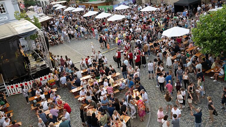 Die Sitzgelegenheiten auf dem Festgelände waren belegt. Zu einem großen Gedränge kam es nicht.