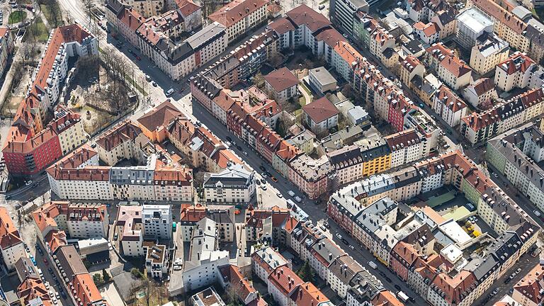 Häuser in München       -  Die Commerzbank erwartet ein Ende der Immobilienkrise, aber keinen neuen Boom. (Archivbild)