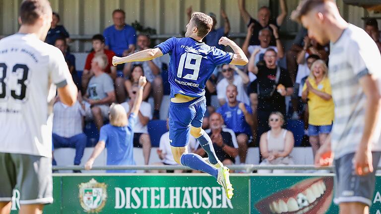 Steffen Krautschneider (Mitte) jubelt über sein Tor zum 1:0 für den Würzburger FV.