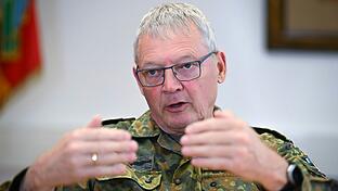 Brigadegeneral Michael Matz, Kommandeur der Infanterieschule in Hammelburg und General der Infanterie, geht in den Ruhestand. Im Interview erklärt er, wie er die derzeitige Lage der Bundeswehr sieht.