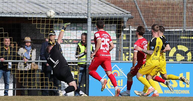 Technisch wertvoll: Moritz Hannemann überlupft Vilzings Torhüter Max Putz und trifft zum zwischenzeitlichen 1:0 für die Würzburger Kickers. Technisch wertvoll: Moritz Hannemann überlupft Vilzings Torhüter Max Putz und trifft zum zwischenzeitlichen 1:0 für die Würzburger Kickers.