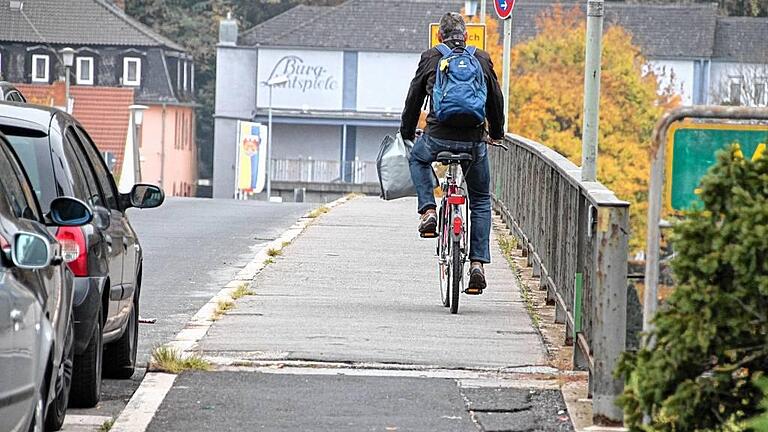Soll anders werden: Bei der neuen Mainbrücke sollen der Weg auf der Karlstadter Seite drei Meter breit werden und dann Radfahrern und Fußgängern dienen. Bisher ist der nur 2,10 Meter breit.