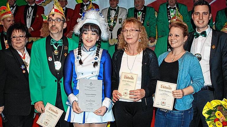 Nach den Ehrungen: (von links) Ingrid Ganzer vom Fastnacht-Verband Franken, Werner Scherg, Theresa Mahler, Sigrid Schubert, Tina Schnappauf und Knorrhalla-Präsident Pascal Pfeuffer.