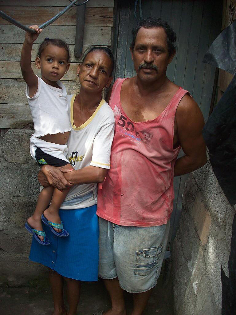 Gezeichnet von Armut und Hunger bedankt sich diese Familie beim Verein Cubayuda für die monatliche Unterstützung.