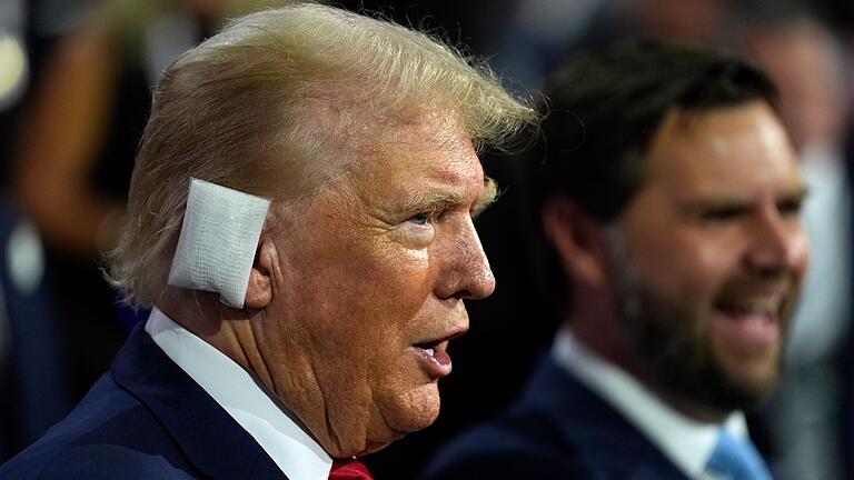 Wahlkampf in den USA - Parteitag der Republikaner - Trump trägt einen Verband am Ohr. Wahlkampf in den USA - Parteitag der Republikaner - Trump trägt einen Verband am Ohr.