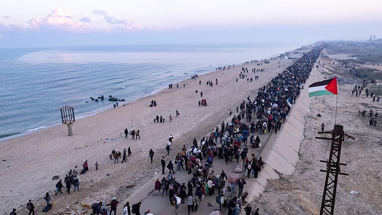 Nahostkonflikt - Gazastreifen       -  Nach Angaben der islamistischen Hamas kehrten am ersten Tag, an dem Israel den Netzarim-Korridor öffnete,  bereits rund 300.000 Menschen in ihre Wohngebiete im Norden des Gazastreifens zurück.