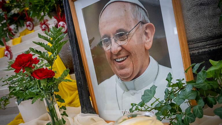 Papst Franziskus gestorben - München       -  In vielen Kirchen sind Gedenkorte für den Papst eingerichtet.
