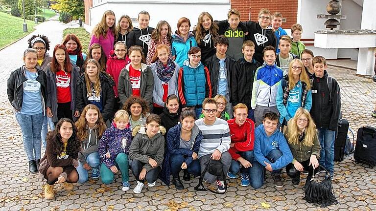 Schülerreise: 20 Schüler der Mittelschulen in Burgsinn und Gemünden besuchten mit den Lehrern Johanna Tauer-Söllner und Winfrid Söllner sechs Tage lang die Partnerschule in Tschechien.