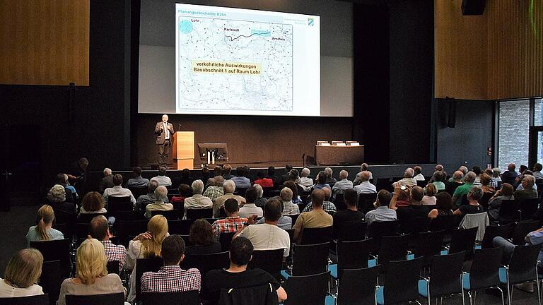 Michael Fuchs vom Staatlichen Bauamt präsentierte am Donnerstag in der Lohrer Stadthalle vor rund 100 Zuhörern einen Vorschlag zur Verbesserung der künftigen Verkehrssituation im Raum Lohr. Michael Fuchs vom Staatlichen Bauamt präsentierte am Donnerstag in der Lohrer Stadthalle vor rund 100 Zuhörern einen Vorschlag zur Verbesserung der künftigen Verkehrssituation im Raum Lohr.