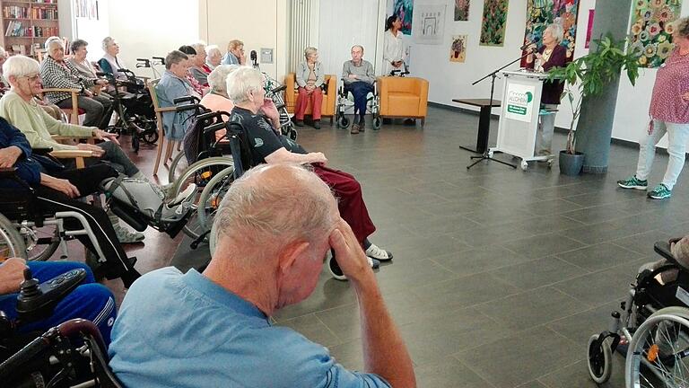 In ihrem Vortrag nimmt Gerhilde Bauer die Bewohner mit in eine Welt voller Kreativität.