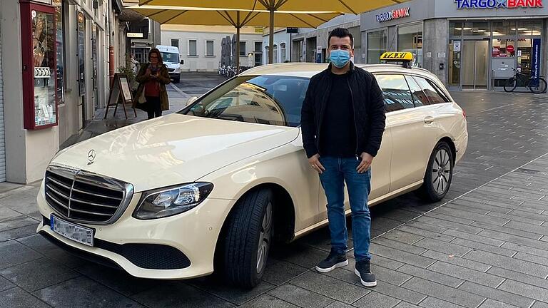 Salvatore Lalomia fährt seit vielen Jahren im Raum Würzburg Taxi. Für den 35-Jährigen bedeutet die Pandemie vor allem weniger Kundschaft. Salvatore Lalomia fährt seit vielen Jahren im Raum Würzburg Taxi. Für den 35-Jährigen bedeutet die Pandemie vor allem weniger Kundschaft.