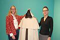 Museumschefin Carola Marie Schmidt (links) und Kuratorin Ludmila Kvapilová-Klüserner präsentieren ein Original-Ordensgewand der Karmeliten.