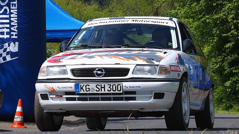 Rallye Fränkisches Weinland       -  Zu den Lokalmatadoren gehörte Sven Hochwimmer (Trimberg) mit Beifahrer Fabian Feustel, hier beim Start am Rallyezentrum in Elfershausen.