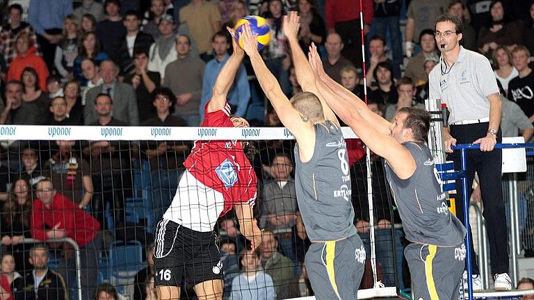 3550 Zuschauer in Bamberg: 2008 spielten die Eltmanner (von rechts Brett Alderman und Henri Tuomi) gegen Friedrichshafen. 3550 Zuschauer in Bamberg: 2008 spielten die Eltmanner (von rechts Brett Alderman und Henri Tuomi) gegen Friedrichshafen.