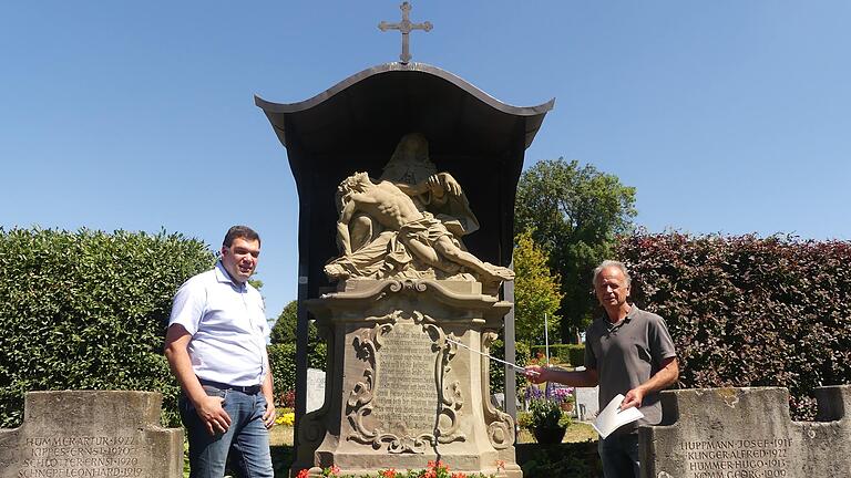 Bürgermeister Thomas Hemmerich (links) und Restaurator Petro Schiller vor dem sanierten Bildstock