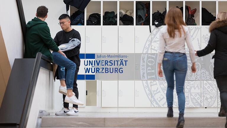 Eine Aufnahme noch kurz vor dem Corona-Lockdown im Frühjahr: Studenten im Lichthof der Neuen Uni am Sanderring.