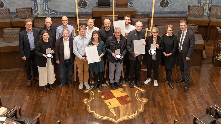 Die Stadt Würzburg verlieh im Rathaus Würzburg Kulturmedaillen. Preisträgerinnen und Preisträger sind: Freundeskreis Kulturspeicher (rechts), der blaue Eumel (links) und Würzburg KUlturS (Mitte).