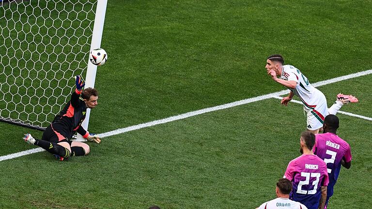 Manuel Neuer       -  Ein starker Rückhalt: Manuel Neuer pariert einen Kopfball von Ungarns Roland Sallai.