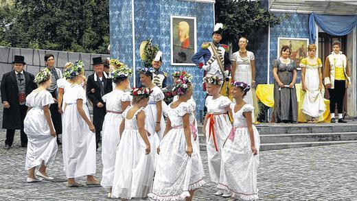 Prächtig inszeniertes Historienspektakel in Untermaßfeld: Dem Zaren zu Ehren feiern die Meininger ein großes Fest, bei dem zu Musik und Tanz auch die in Weiß gekleideten Mädchen auftreten.