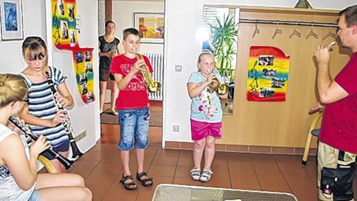 Früh übt sich: Die Kinder konnten beim Aktionstag der Musikkapelle Lengfurt verschiedene Instrumente ausprobieren.