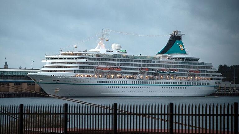 Die MS „Artania“ im Hafen von Fremantle. Auf dem Kreuzfahrtschiff mussten mehr als 800 Passagiere ausharren, bevor sie an Land durften.&nbsp;