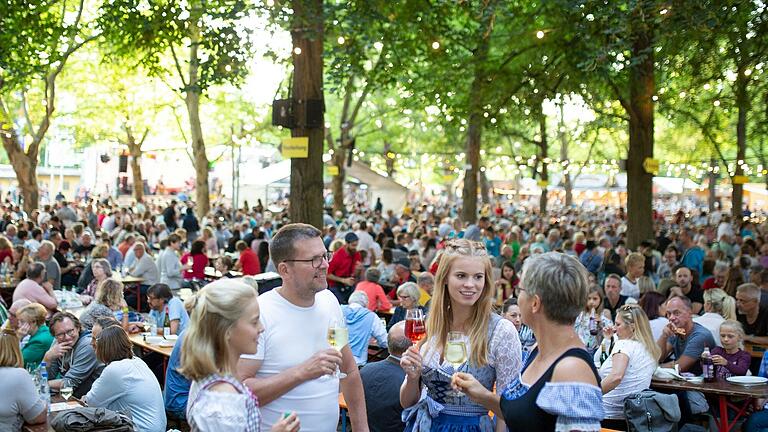 Zum Volkacher Weinfest werden mehreren Zehntausend Besucher und Besucherinnen erwartet. Zum Volkacher Weinfest werden mehreren Zehntausend Besucher und Besucherinnen erwartet.
