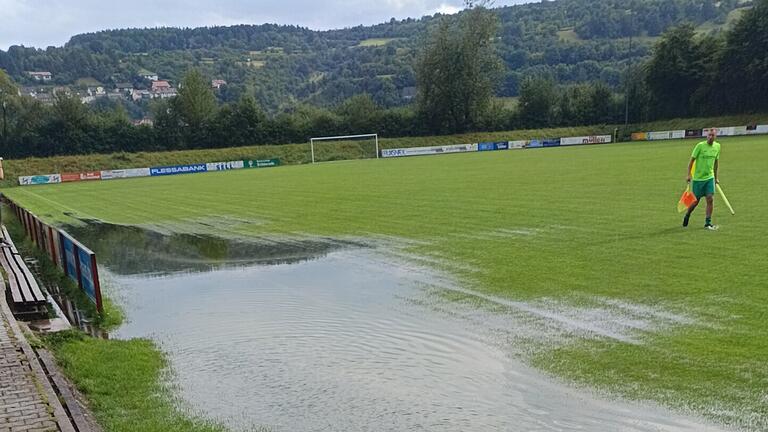 Spielabbruch in Hammelburg       -  Nach einem Wolkenbruch fiel das bereits angepfiffene Testspiel der SG Hammelburg/Fuchsstadt II gegen den FC WMP Lauertal sprichwörtlich ins Wasser.