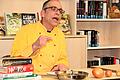 Mit Humor und Können: Martin Menner berichtet in der neuen Stadtbibliothek über das Kochen.