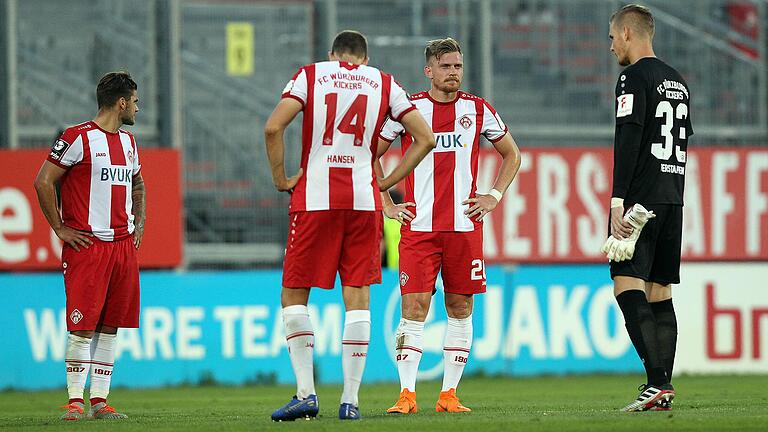 Die Enttäuschung ist sicht- und greifbar: Die Kickers-Akteure (von links) Dominic Baumann, Hendrik Hansen, Patrick Breitkreuz und Eric Verstappen nach dem 0:3 gegen Großaspach. Die Enttäuschung ist sicht- und greifbar: Die Kickers-Akteure (von links) Dominic Baumann, Hendrik Hansen, Patrick Breitkreuz und Eric Verstappen nach dem 0:3 gegen Großaspach.