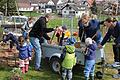 Eltern und Kinder schaufelten frische Erde in den Natur- und Insektenbereich.       -  Eltern und Kinder schaufelten frische Erde in den Natur- und Insektenbereich.