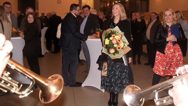 Einen festlichen Empfang bereiteten die Freien Wähler der Kultusministerin in der Iphöfer Karl-Knauf-Halle. Einen festlichen Empfang bereiteten die Freien Wähler der Kultusministerin in der Iphöfer Karl-Knauf-Halle.