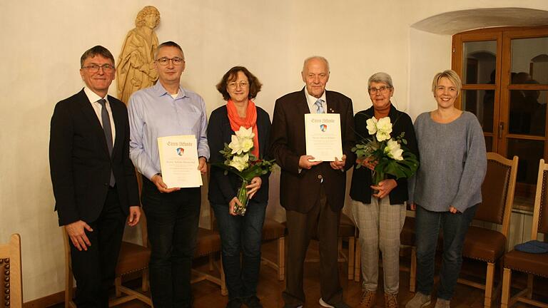 Die Ehrung verdienter und engagierter Bürgerinnen und Bürger stand auf der Tagesordnung der letzten Bergrheinfelder Gemeinderatssitzung des Jahres. Ausgezeichnet wurden Achim Hiernickel und Albert Ridder. Im Bild (von links) Bürgermeister Ulrich Werner, Achim und Kerstin Hiernickel, Albert und Lilo Ridder sowie dritte Bürgermeisterin Friederike Weippert.