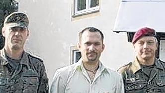 Oberstleutnant Markus Klose überreichte Stabsunteroffizier Stefan Groll (mitte) das Ehrenkreuz der Bundeswehr. Mit auf dem Bild der Leiter der Veitshöchheimer Fachschule und Betreuungsstelle für zivilberufliche Aus- und Weiterbildung, Hauptmann Jochen Bauer. Oberstleutnant Markus Klose überreichte Stabsunteroffizier Stefan Groll (mitte) das Ehrenkreuz der Bundeswehr. Mit auf dem Bild der Leiter der Veitshöchheimer Fachschule und Betreuungsstelle für zivilberufliche Aus- und Weiterbildung, Hauptmann Jochen Bauer.