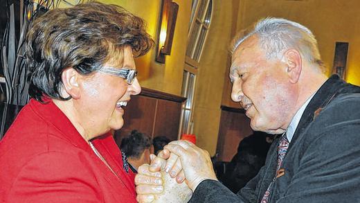 Inniger Handschlag: Barbara Stamm und Jürgen Weber und eine Verzeihung nach Jahrzehnten. Foto: ANGELIKA CRONAUER Inniger Handschlag: Barbara Stamm und Jürgen Weber und eine Verzeihung nach Jahrzehnten. Foto: ANGELIKA CRONAUER