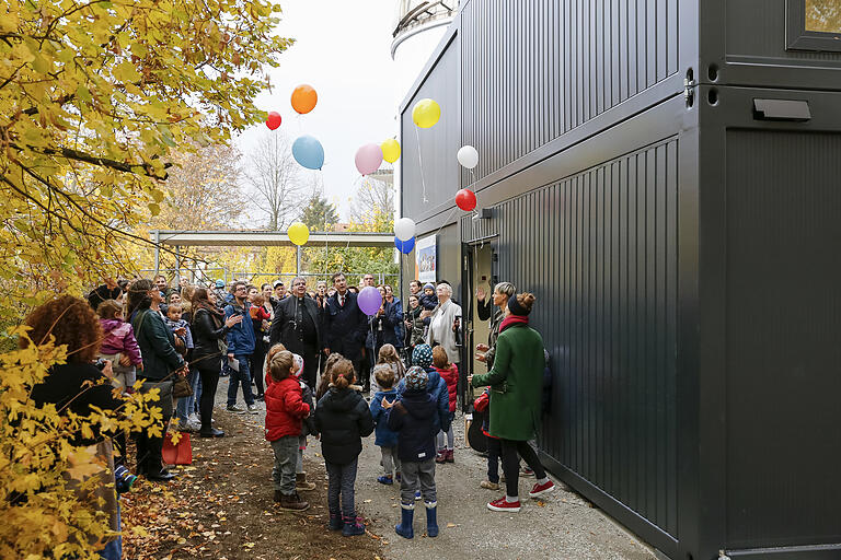 Einweihung Haus für Kinder St. Hildegard Sternwarte: Die Caritas-Kindertageseinrichtung startet mit vorerst 36 Krippenplätzen auf dem Gelände der Goethe-Kepler-Grundschule.