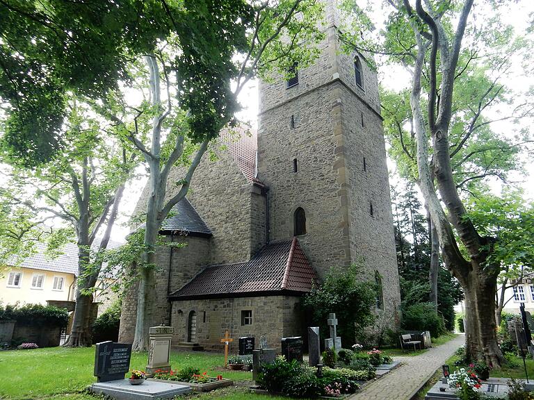 Platanen schmücken Kreuzkirche und Friedhof.