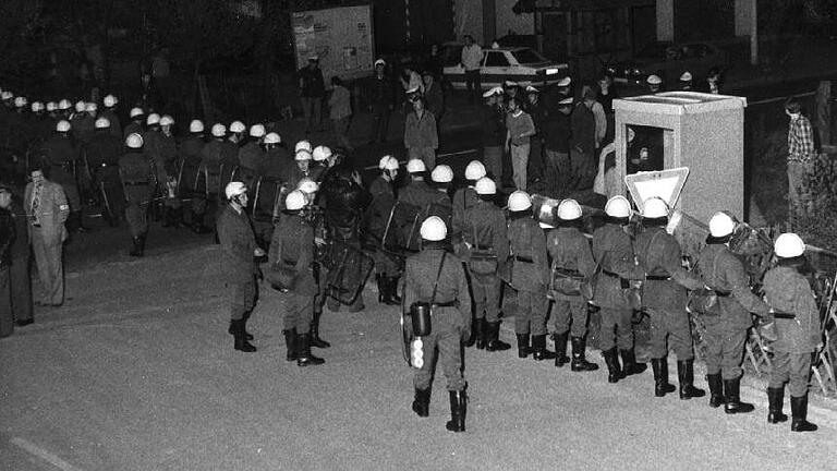 Mitten in der Nacht stürmten mehrere Hundertschaften der Polizei am 19. Mai 1978 das Rathaus in Ermershausen.&nbsp;