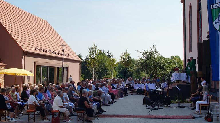 Zur feierlichen Einweihung des Esselbacher Dorfgemeinschaftshauses kamen viele interessierte Gäste zum neuen Dorfplatz.