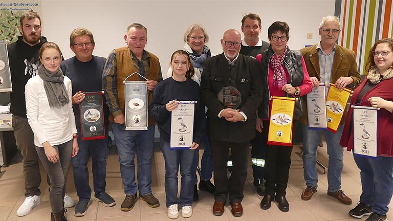 Die Preisträger und ihre Gäste (von links): Mark Nagel, Sabrina Stemplowski, Hilmar Vogel, Harald Nagel, Patrizia Adda, Astrid Glos, Uwe Hartmann, Björn Lanitzki, Birgit Hartmann, Manfred Schaub und Alexandra Cox.