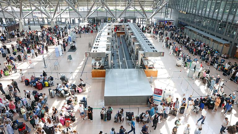 Weltweite IT-Ausfälle - Flughafen Hamburg       -  Weltweite Computer-Probleme treffen auch den Flugverkehr