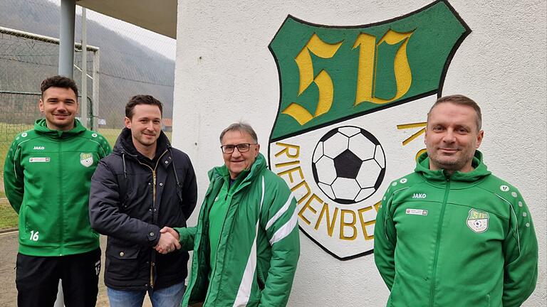 Saisonstart in der Kreisliga Rhön       -  Unser Archivbild zeigt Florian Knüttel (2. von links), der in der Nachfolge von Charly Storch (2. von rechts) zur neuen Saison hauptverantwortlicher Trainer des SV Riedenberg ist.