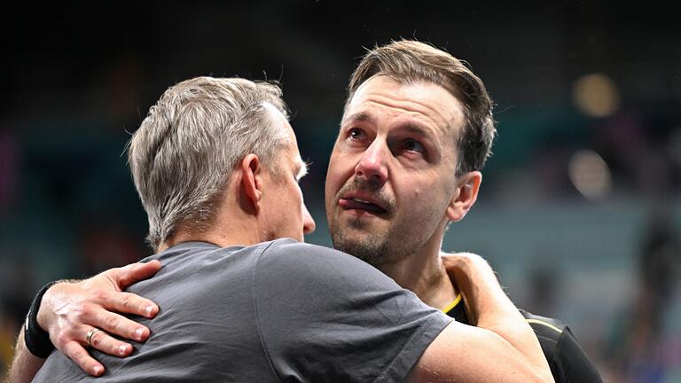 Paris 2024 - Tischtennis       -  Timo Boll (r) mit Bundestrainer Jörg Roßkopf.