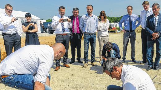 Deckel drauf: Die Bauherren Michael Brückner (links) und Andreas Hofmann bei der Grundsteinlegung ihres neuen Jaguar Land Rover-Autohauses in Kürnach.