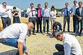 Deckel drauf: Die Bauherren Michael Brückner (links) und Andreas Hofmann bei der Grundsteinlegung ihres neuen Jaguar Land Rover-Autohauses in Kürnach.