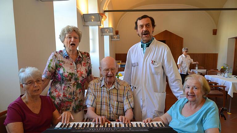 Am Keyboard ein echter Musikprofessor       -  Das &bdquo;Tut gut!&ldquo;-Team des Bürgerspitals verhilft Senioren der Reha-Klinik zu neuem Lebensmut