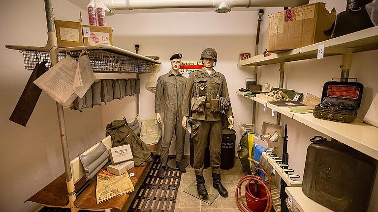 Das Deutsche Bunkermuseum Schweinfurt widmet sich neben dem Luftschutz auch dem Thema Kalter Krieg. Der Bunker wurde 1983 dafür „atomsicher“ ausgebaut. Das Deutsche Bunkermuseum Schweinfurt widmet sich neben dem Luftschutz auch dem Thema Kalter Krieg. Der Bunker wurde 1983 dafür „atomsicher“ ausgebaut.
