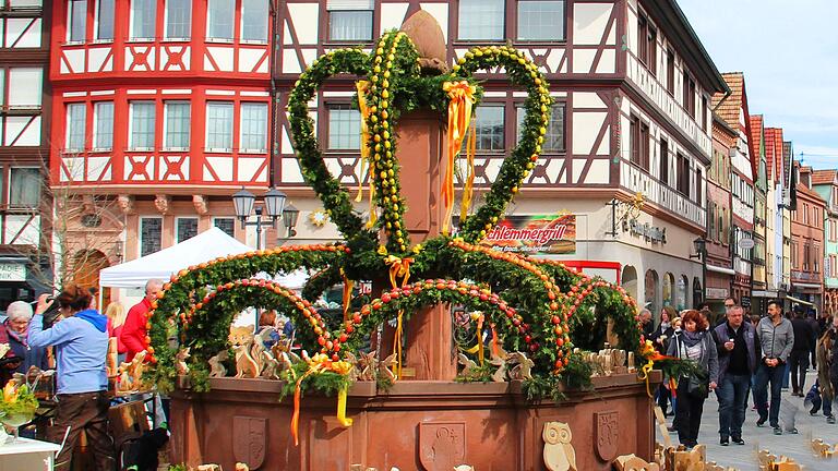 Der Osterbrunnen in Tauberbischofsheim: Das „Liebliche Taubertal“ stellt in einem neuen Flyer seine Angebote zur Osterzeit vor.