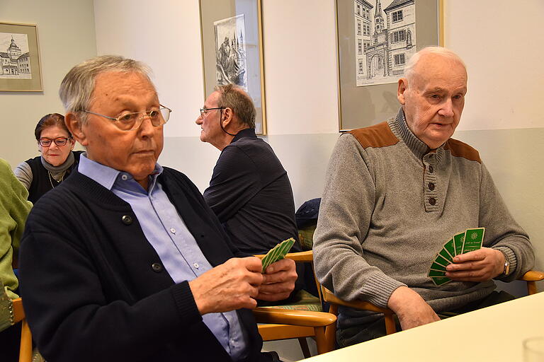 Raimund Erbacher (links) gilt in der ME-Kartenrunde als 'Schafkopf-Professor'. Raimund Erbacher (links) gilt in der ME-Kartenrunde als 'Schafkopf-Professor'.